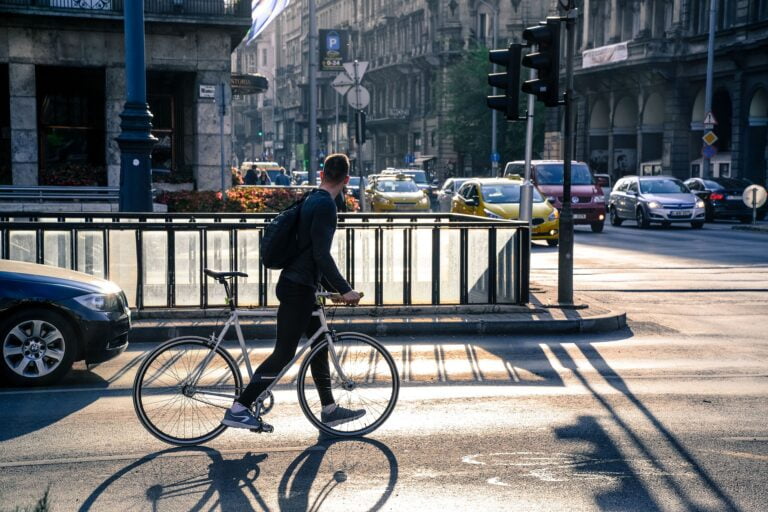 Un cycliste en fixie met le pied à terre