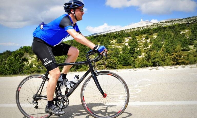 Un cycliste roulant dans la rue