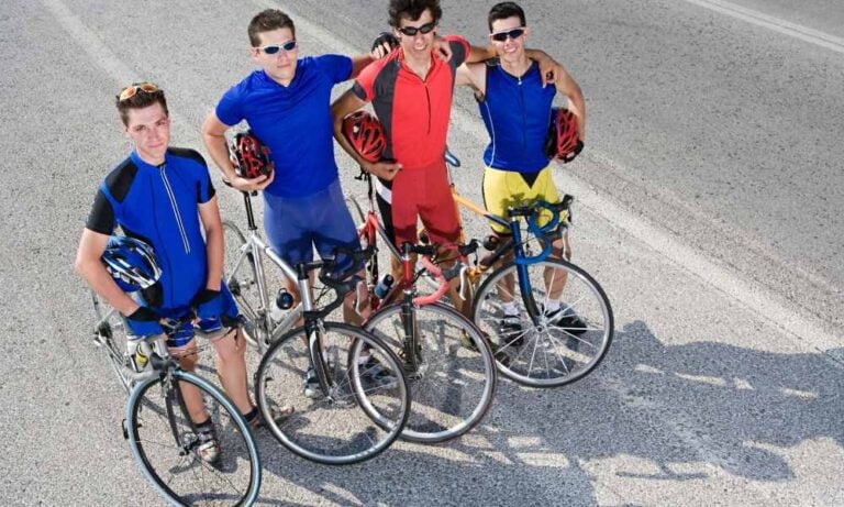 Des cyclistes homme au milieu de la route